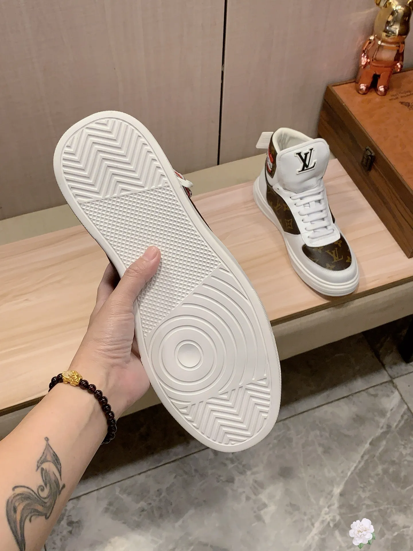 High-top men's shoes 💰442💰💰🎩🎩[Lightning][Lightning] "LV*" latest • popular casual shoes, top brand [seduce] luxury~purchase, top~quality. [Strong] The upper is made of imported breathable cowhide with fabric material ➕ Breathable sheepskin feet (•) and fine workmanship. The original stylish and stylish soft rubber wear-resistant and non-slip outsole is light and comfortable on the feet. The real thing looks better when taken in real life. 111: code: 38-44, 2️⃣ colors selected
